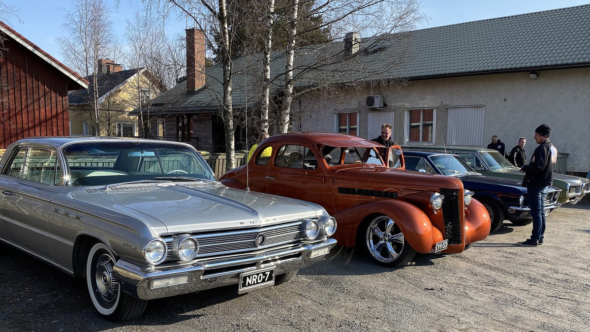 Kuvassa jenkkiautoja