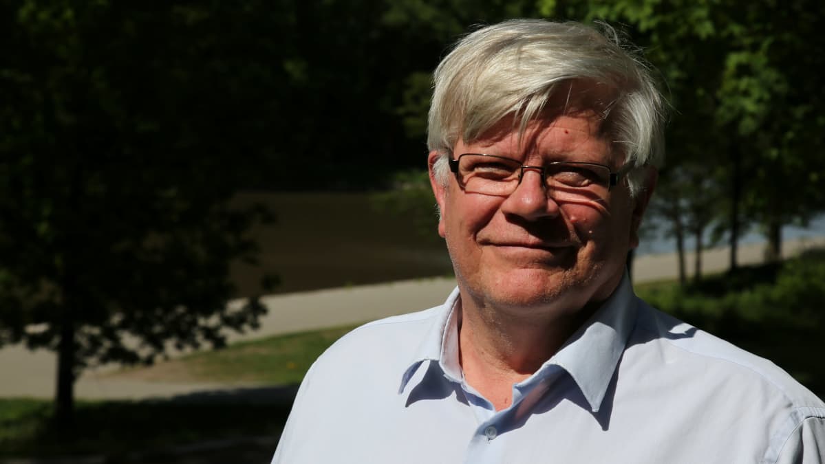 Professori Kalervo Väänäsen mukaan kotieläintiloilla syntyvä lanta pitäisi jalostaa kierrätyslannoitteeksi.