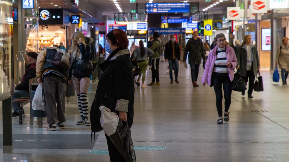 Kampin paikallisliikenteen terminaalissa kulkee ihmisiä.