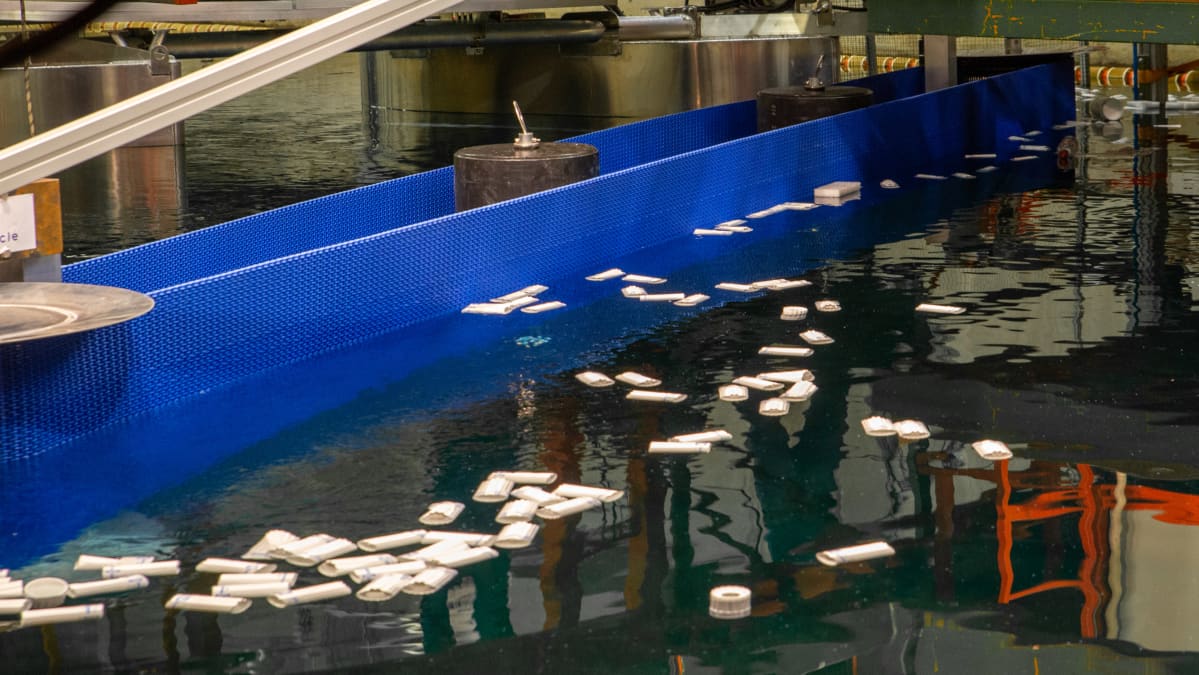 RiverRecyclen muovinkeräyslaiteen liukuhihna siirtää muovit joen pinnalta ns. katiskaan.