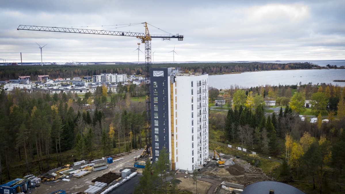 Rakenteilla oleva kerrostalo Kokkolan Pikiruukissa. Nostokurki lähellä kerrsotaloa. Taustalla näkyy merta ja asuntomessualue.