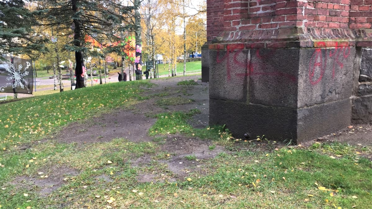Metallinen korkeuskiintopiste Kellotapulin perustuksessa Lappeenrannassa.