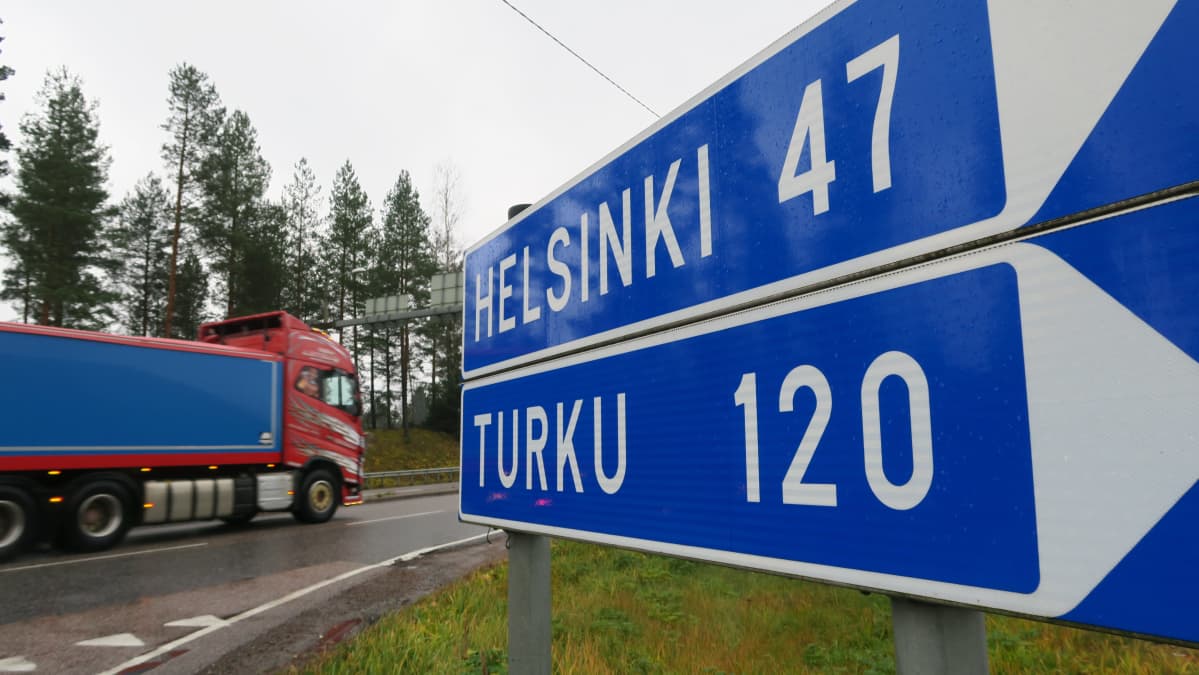 Helsinki 47, Turku 120 -tienviitta valtatien numero 25 varressa Vihdin Myllylammella.