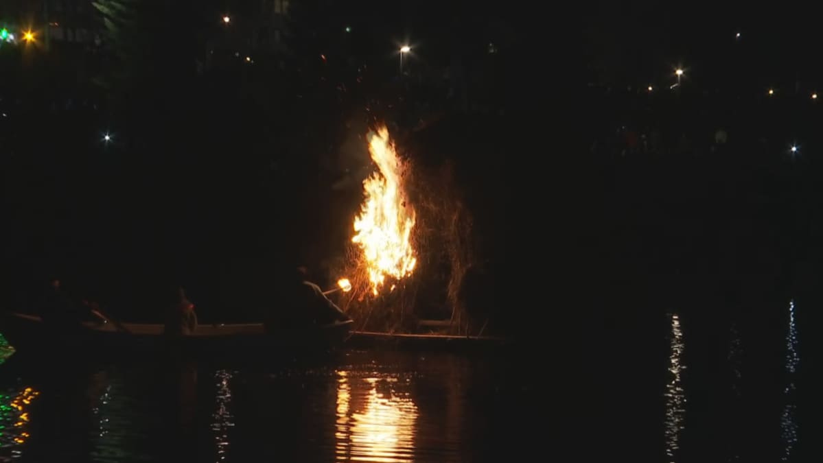 Kajaanin kekripukki sytytetään.