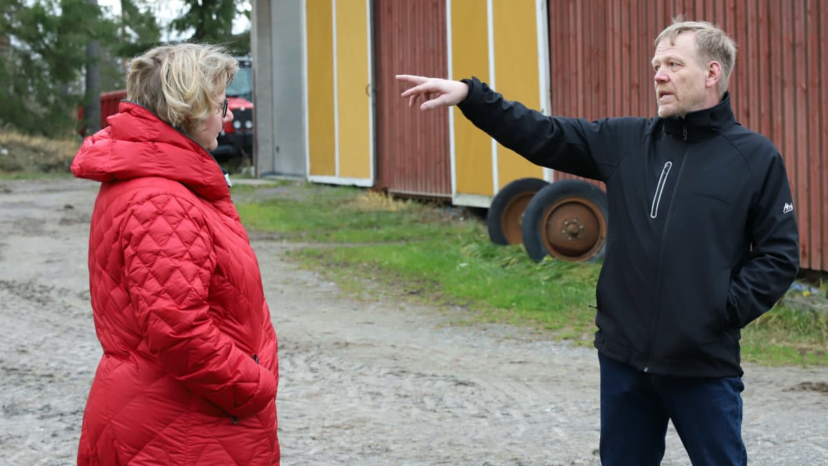 Ulla Koivisto ja Jari Sippola juttelevat Sippolan tilalla.
