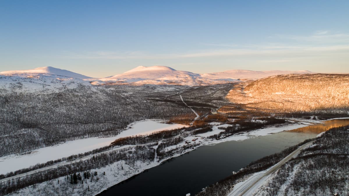 Tenojoki, taustalla kohoaa Rastigaisan tunturi Norjan puolella.