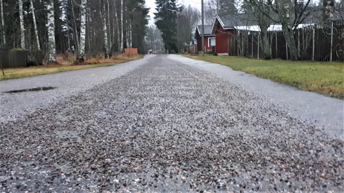hiekoitushiekkaa sulan asvaltin päällä