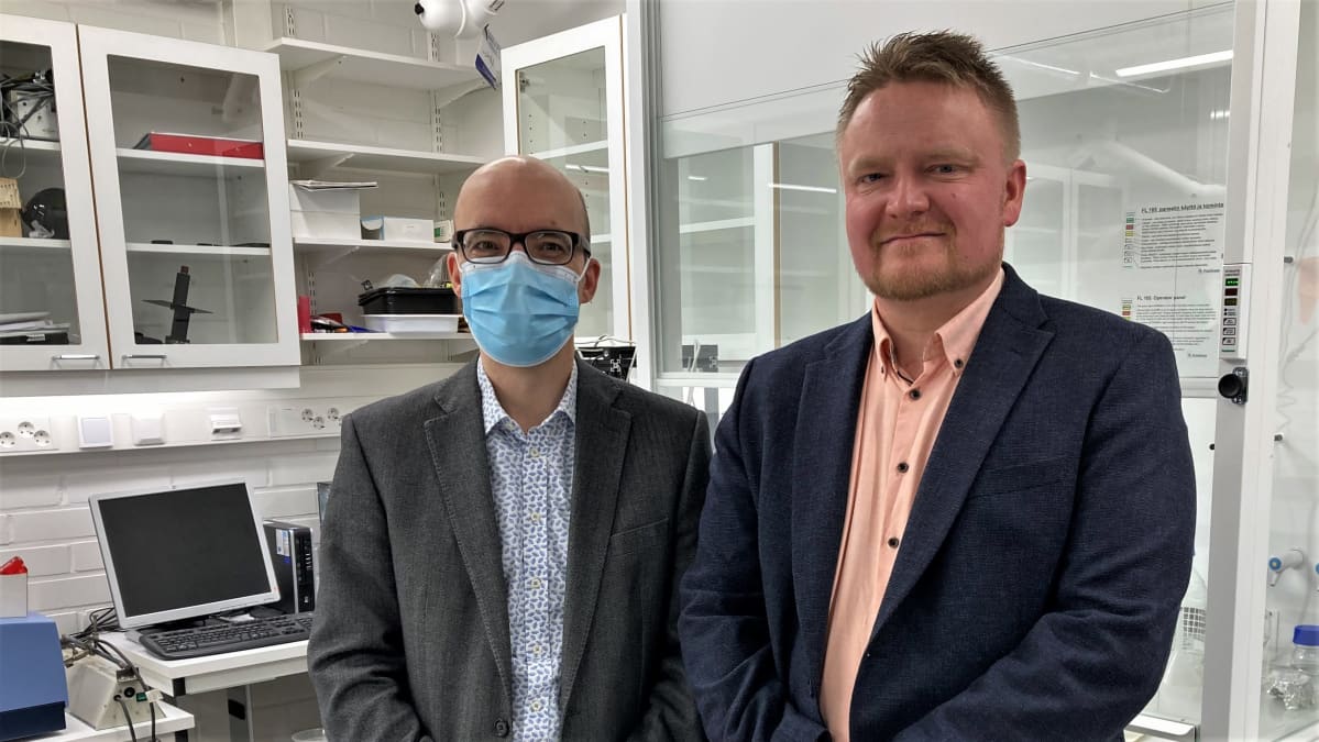Oulun yliopiston professorit Timo Fabritius ja Marko Huttula terästutkimuksen laboratoriossa.