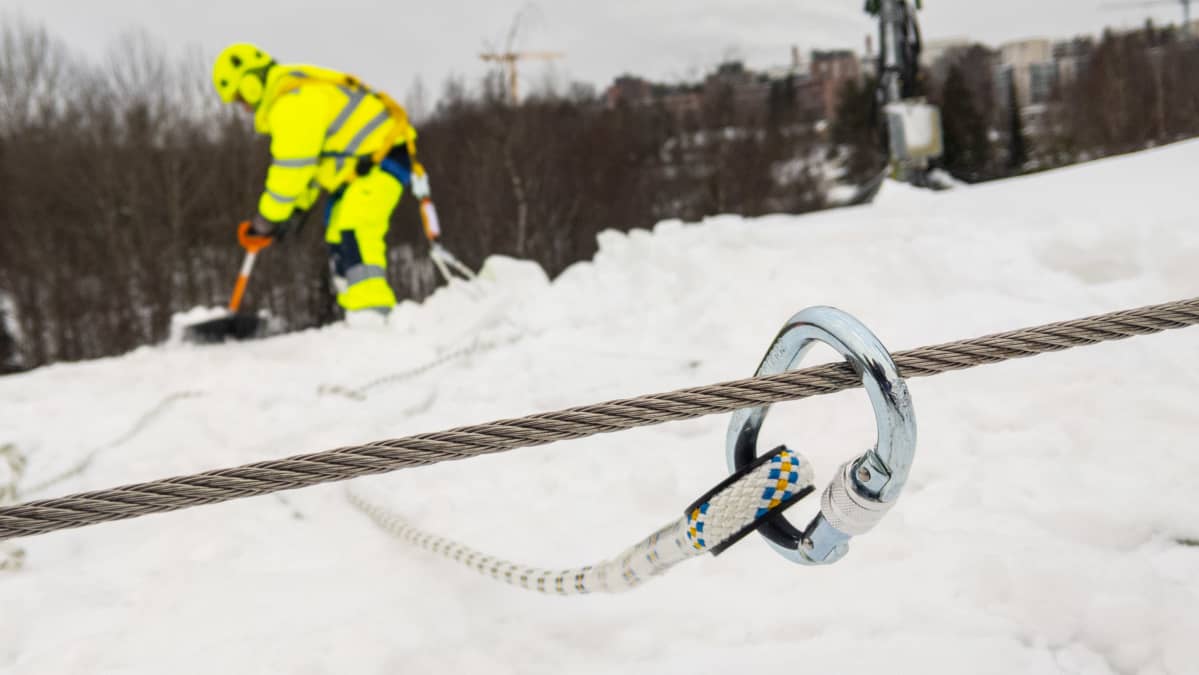 Lumenpudottajan turvavaljaan haka kiinni kaapelissa.