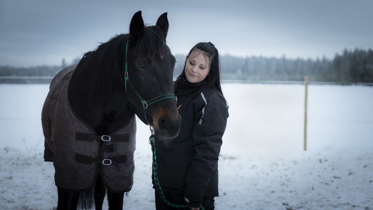 Julia Tyynelä ja hevonen.