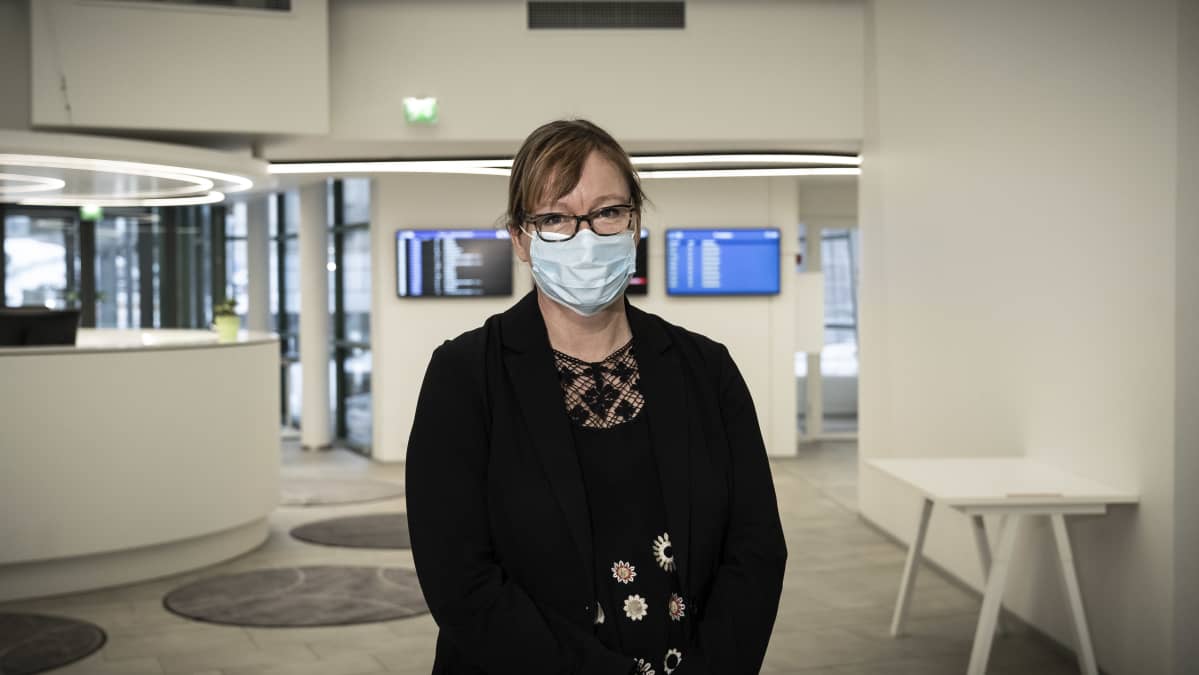 VR Groupin lähiliikennejohtaja poseeraa kameralle kasvomaski kasvoilla VR:n pääkonttorin aulassa.