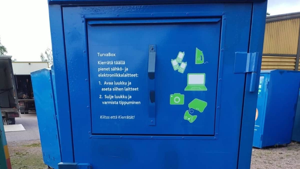 Sininen turvaboksi johon voi laittaa datalaitteita hävitettäväksi