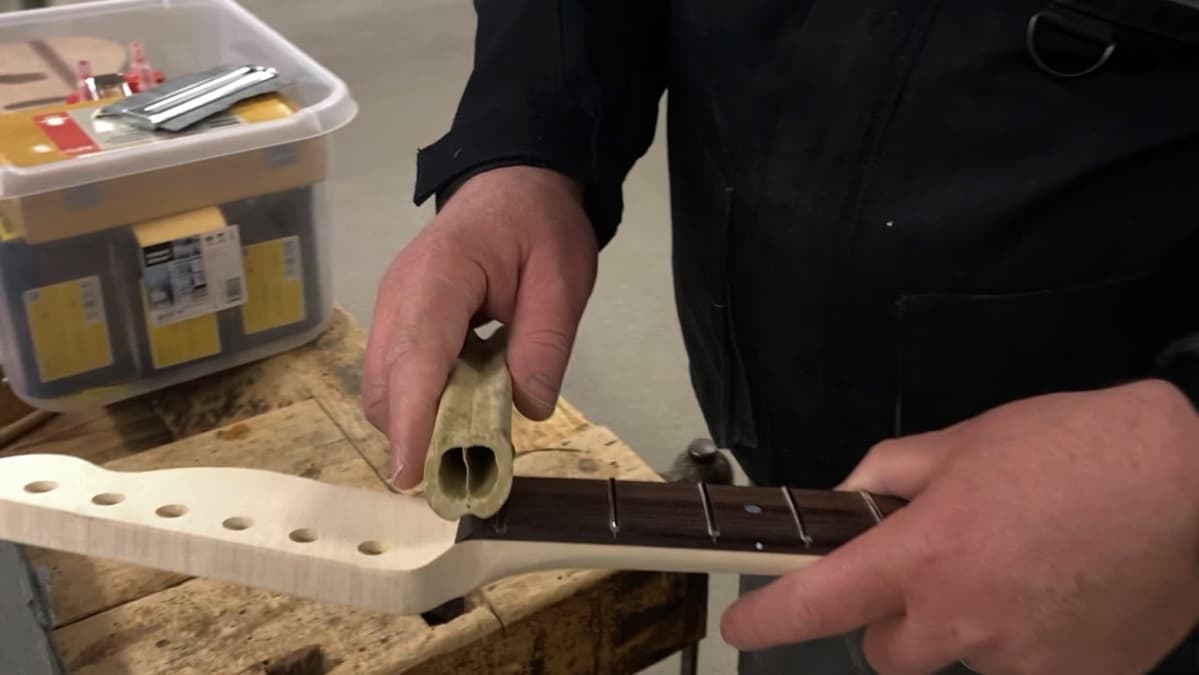 Kurssiohjaaja Matti Järvinen näyttää hirvenluuta, josta yläsatula valmistetaan.