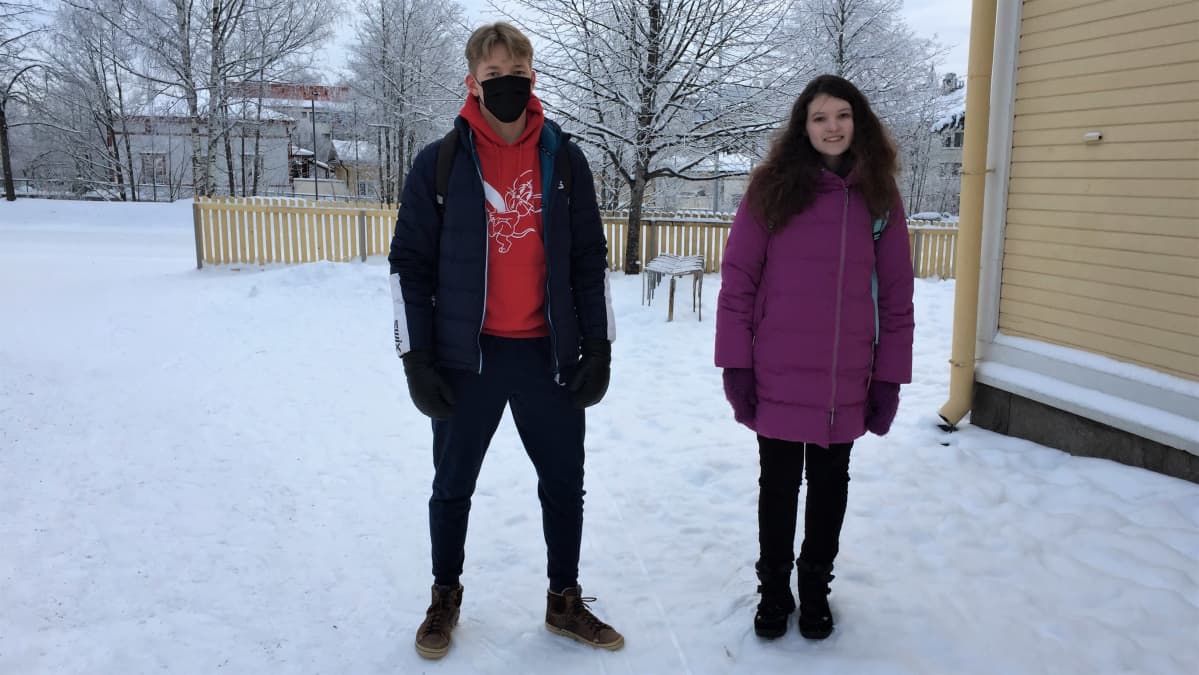Pekka Aalto ja Katja Minena seisomassa lukionsa pihassa