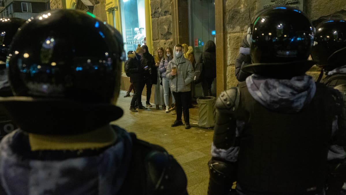 Mellakkapoliisit piirittävät nuoria