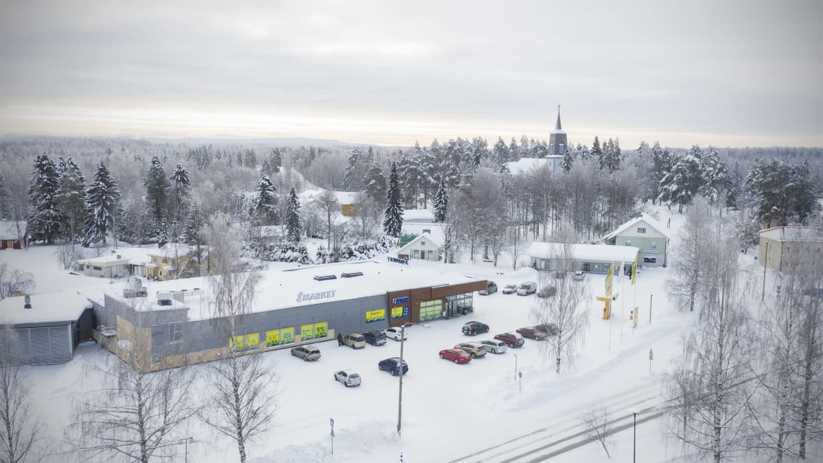 Ilmakuva Polvijärven keskustasta, S-market ja taustalla kirkko.