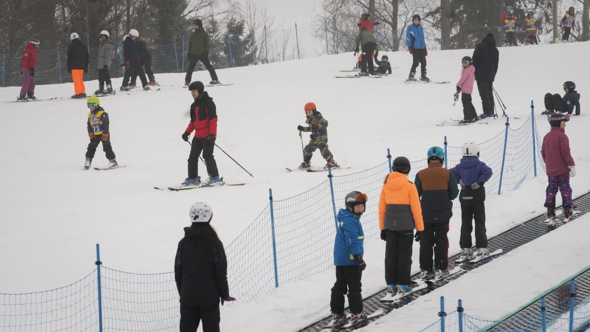 Laskettelijoita Peuramaan laskettelukeskuksessa 20.2.2021