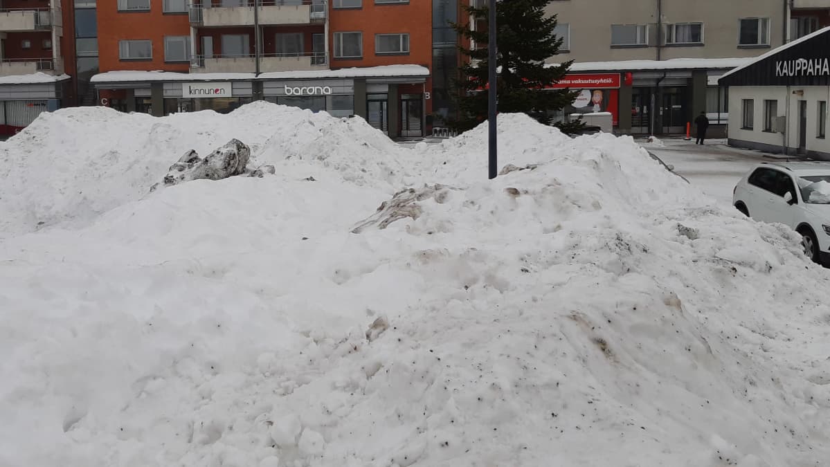Likaista lunta isossa lumikasassa Lappeenrannan kauppatorilla