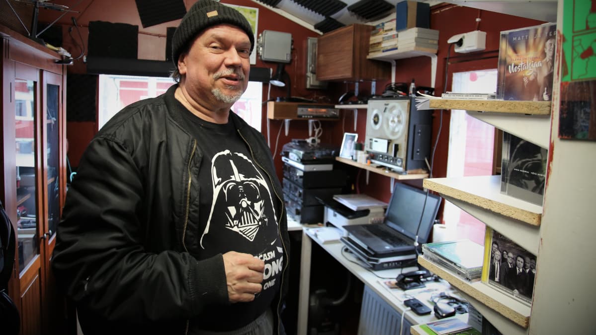 Timo Rautala viihtyy musiikkihuoneessaan.