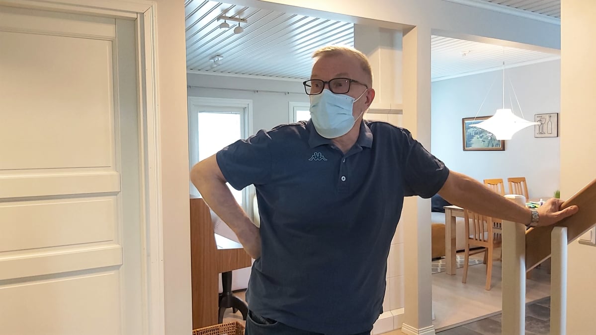 Ensihoidon lehtori Simo Saikko nojaa porraskaiteeseen.