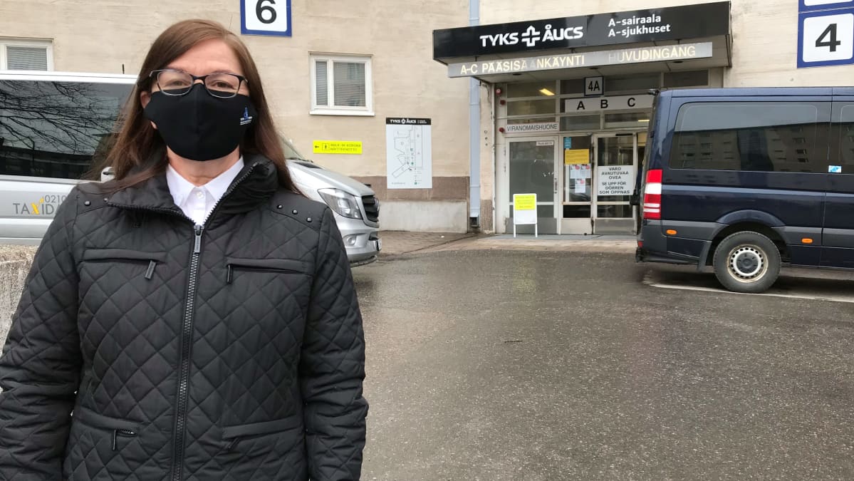 TYKS-erityisvastuualueen piiriylilääkäri Minna Kaarisalo sairaalan edessä.