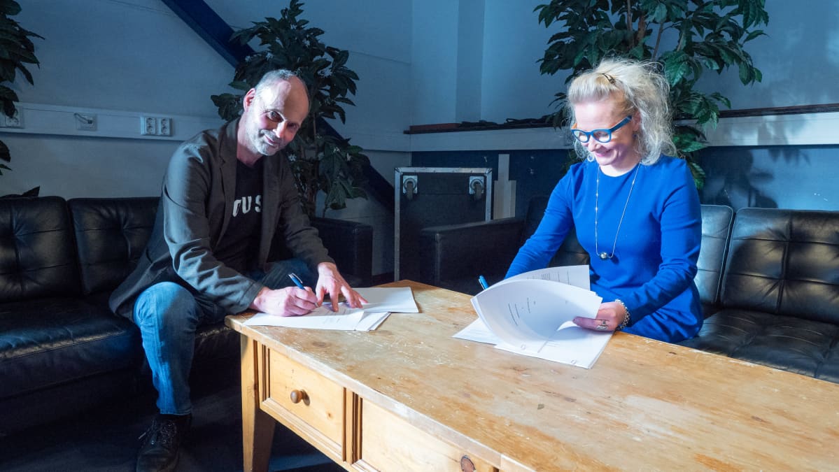 Aku Syrjä ja Pauliina Ahokas allekirjoittavat sopimuksen