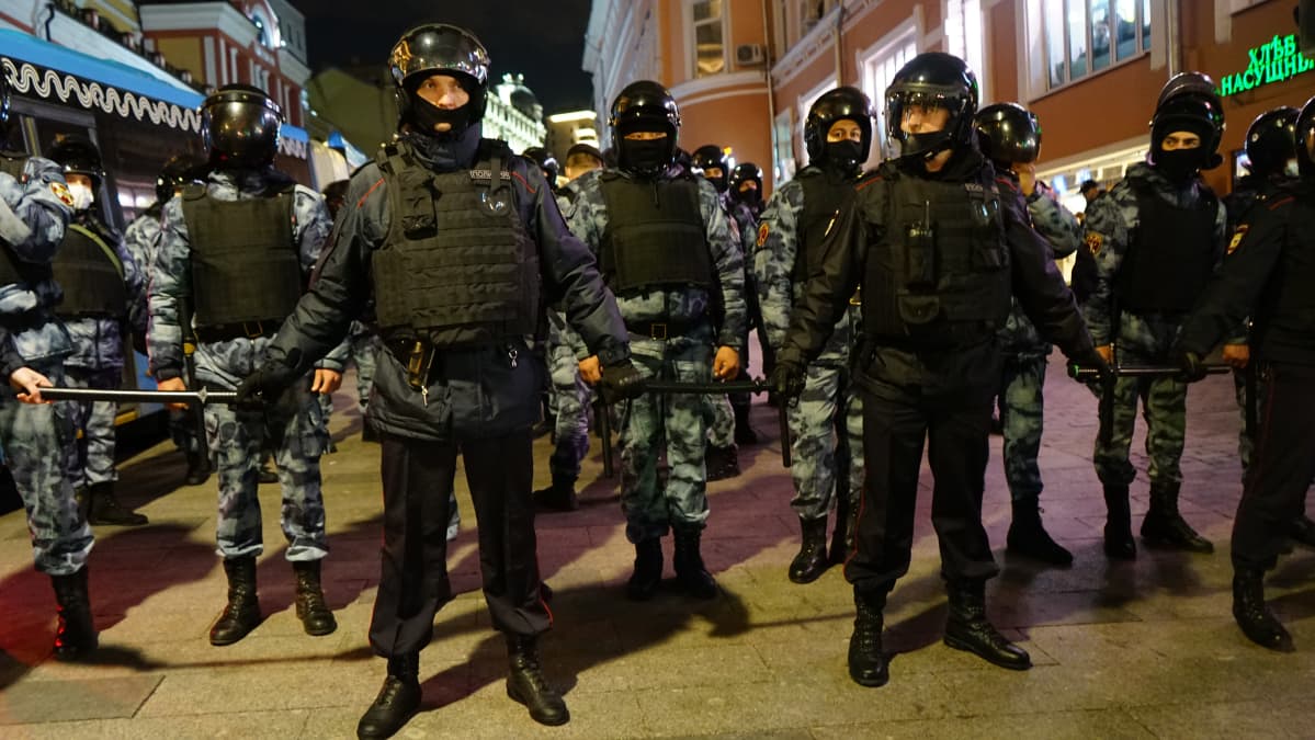 Kansalliskaarti ja poliisi tukkivat kulun Kuznetski most -kadulla Moskovan keskustassa.