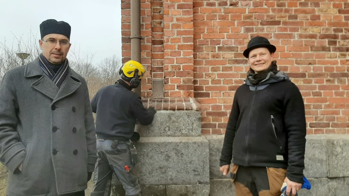 Isä Andrei Sotsov (vasemmalla) ja rakennusentisöijä Leo Lönnroth, takana korjaustöitä tekee Eddie Österåker
