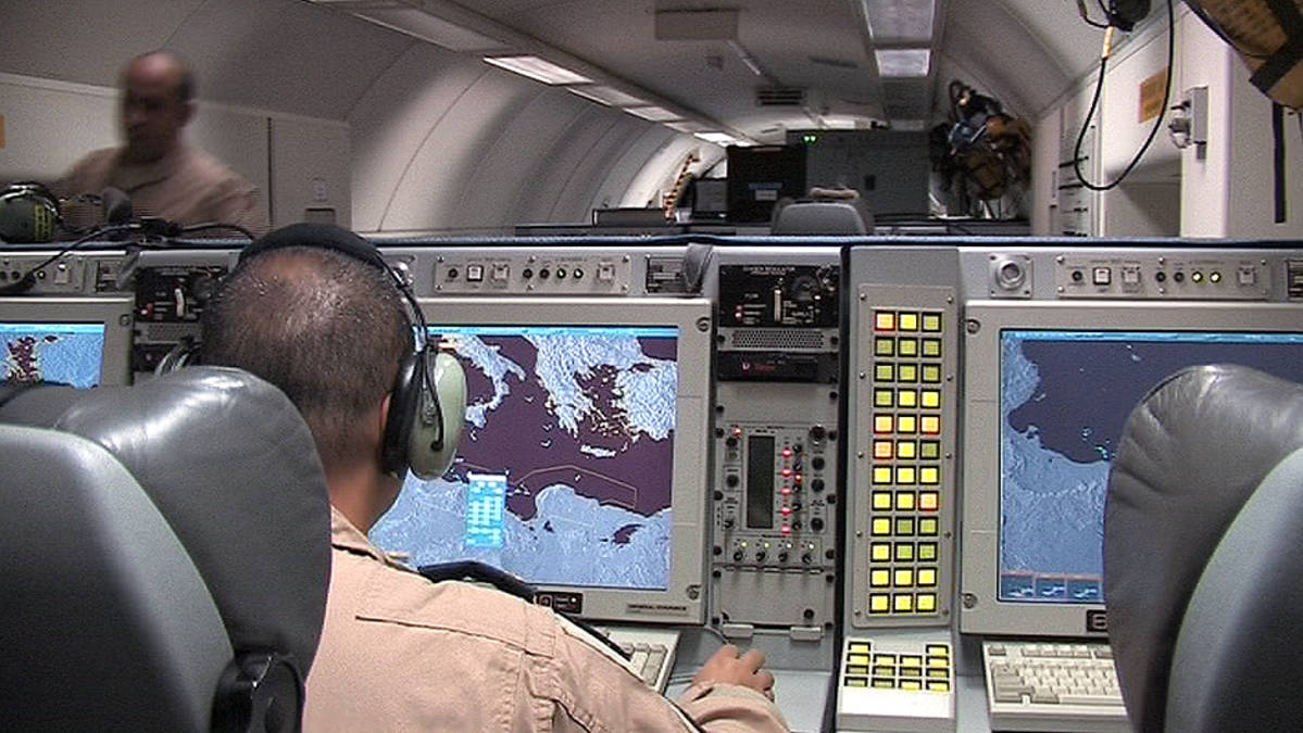Valvontalaitteistoa AWACS-lentokoneen sisällä.