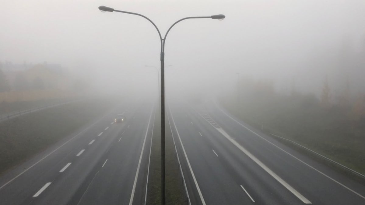 Auto sumuisella tiellä.