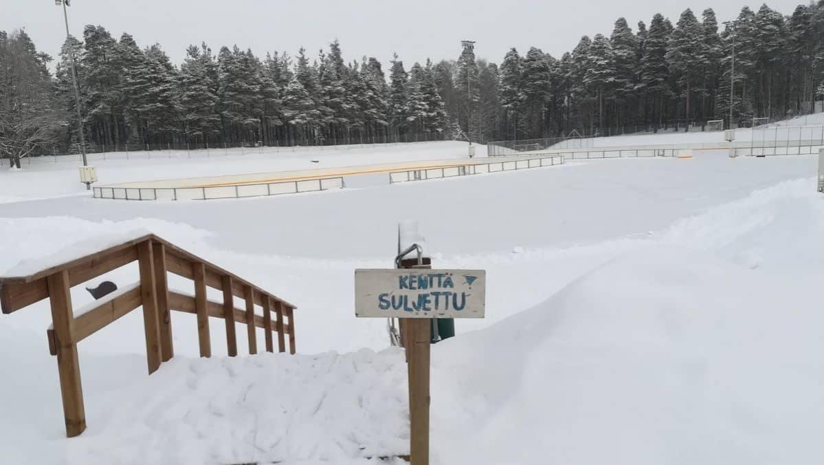 Kenttä suljettu -kyltti luistelukentän lähellä.