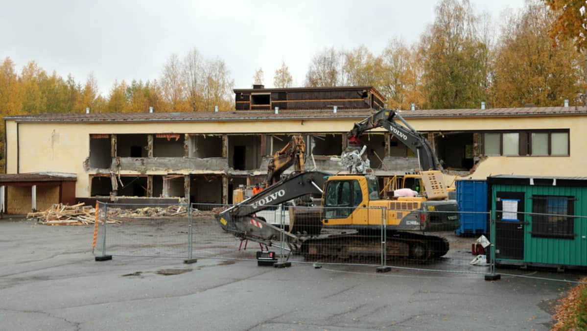 Kaivinkoneet purkavat rakennusta.
