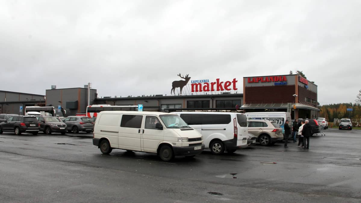 Laplandia-marketin edustalla autoja