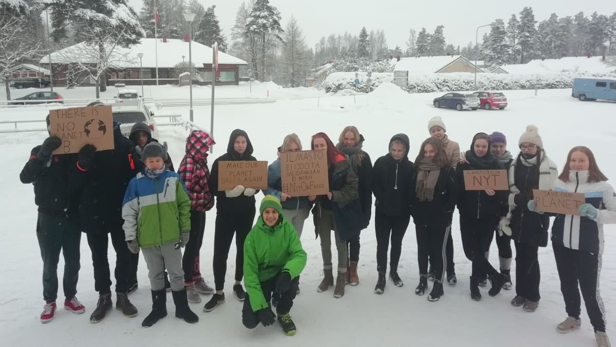 Nuoria ilmastomielenosoituksessa Jokioisilla 25.1.2019