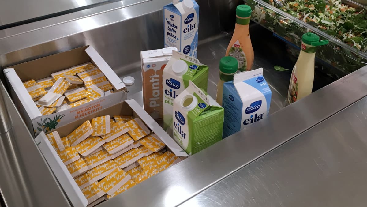 Rasvat ja maidot kouluruokalan linjastossa.
