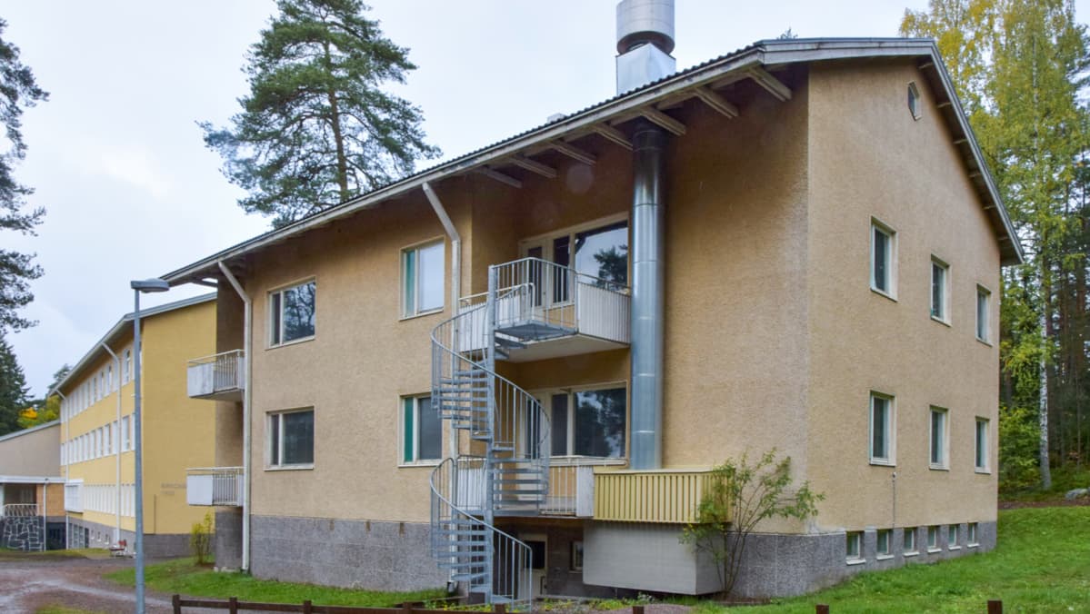 Kirkonkulman koulun kivirakennus Hämeenlinnassa