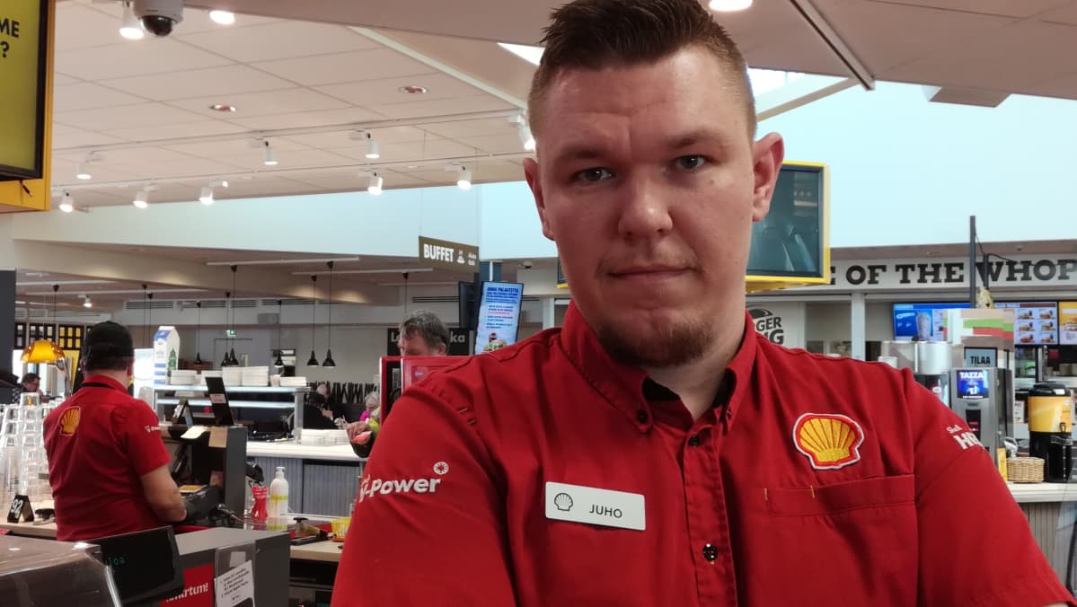 Yksikönpäällikkö Juho Mäkelä sanoo koronaviruksen vaikutuksen näkyvän jo nyt Shell Helmisimpukka Mäntsälä P:n huoltoasemalla. Osa 30 työntekijän henkilöstöstä on jouduttu lomauttamaan osa-aikaisesti.