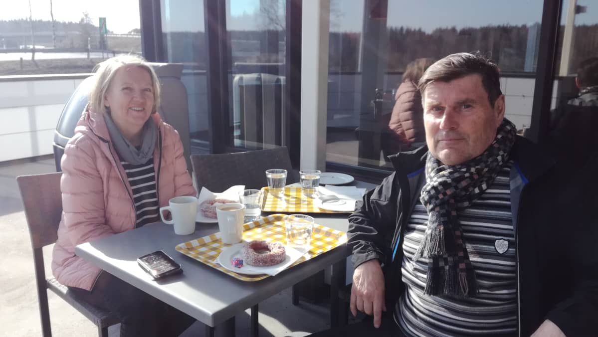 Lahtelaiset Ritva ja Mauri Hyökki ovat auttaneet Helsingissä yrittäjänä toimivaa yksinhuoltajatytärtään alakouluikäisten poikien hoidossa. Nyt he hakivat pojat isomummon hautajaisiin, jotka pidetään lauantaina.