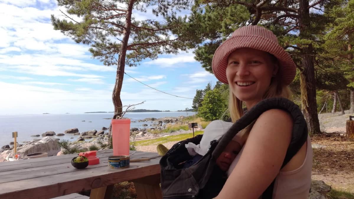 Janika Haapalaa mietityttää ensi kesän epävarmuus, tuleeko enää ollenkaan saareen. Hänellä on sylissään Melinda-vauva.