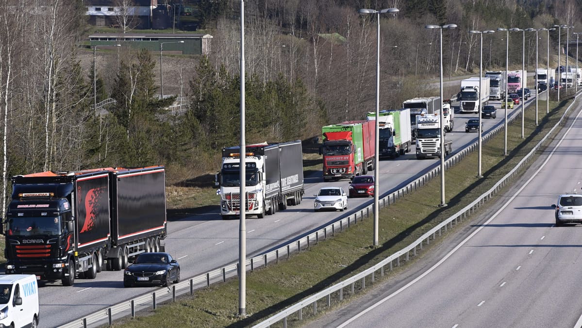 Turvealan toimijoiden moottorimarssi, rekkamielenosoitus, Vantaalla, matkalla kohti Helsingin keskustaa, vappuaaton aamuna 30. huhtikuuta 2021.