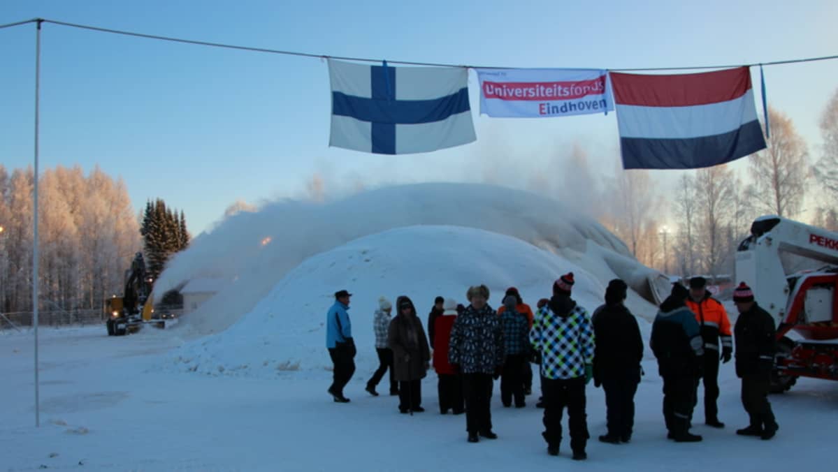 Jääkupolia jäädytetään Juuassa