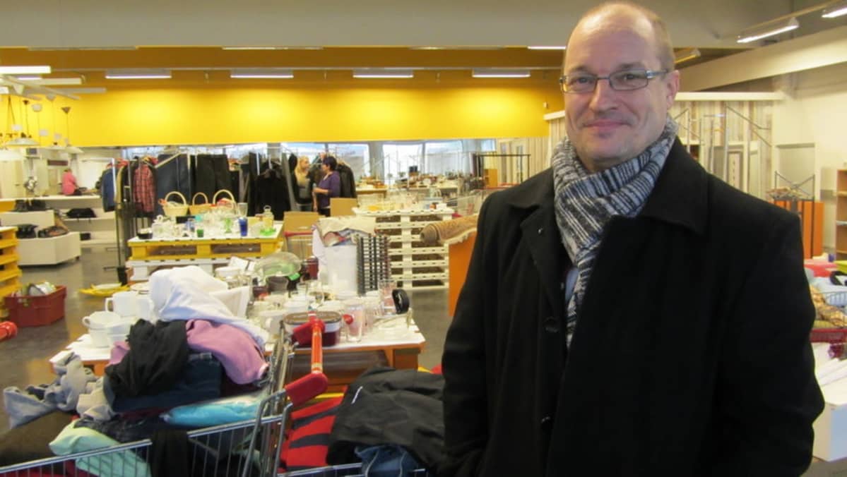 Toiminnanjohtaja Harri Lankinen iloitsee uusista valoisista kierrätyskirppiksen tiloista Yrittäjänkadulla.