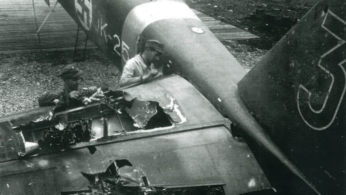 Pommituslentolaivue 44:n henkilöstö tutkii JK-254:n saamia pahoja ilmatorjuntatykin osumia Onttolassa kesäkuussa 1944.