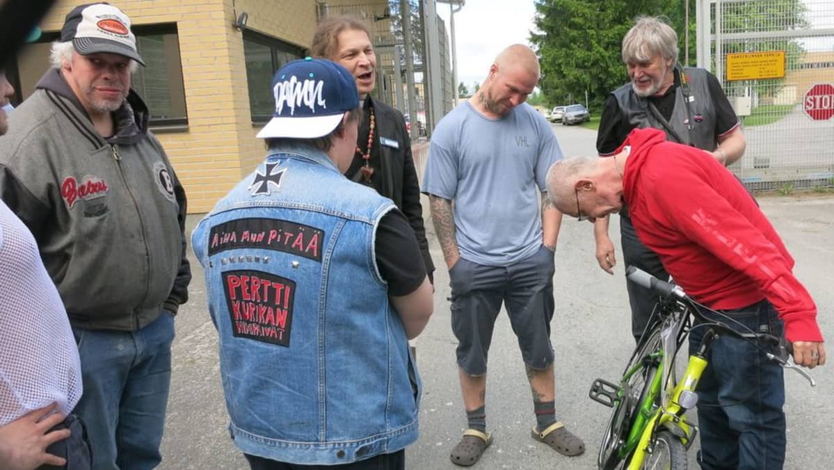 Polkupyörän luovutus Hämeenlinnan vankilan porteilla