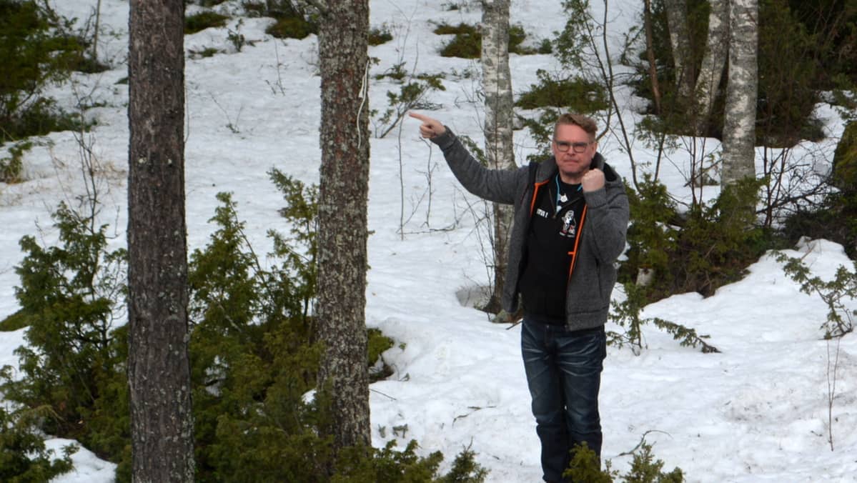 Tiimimanageri Jari Vesa Yle Kemistä osoittaa, missä linnunpönttö oli.