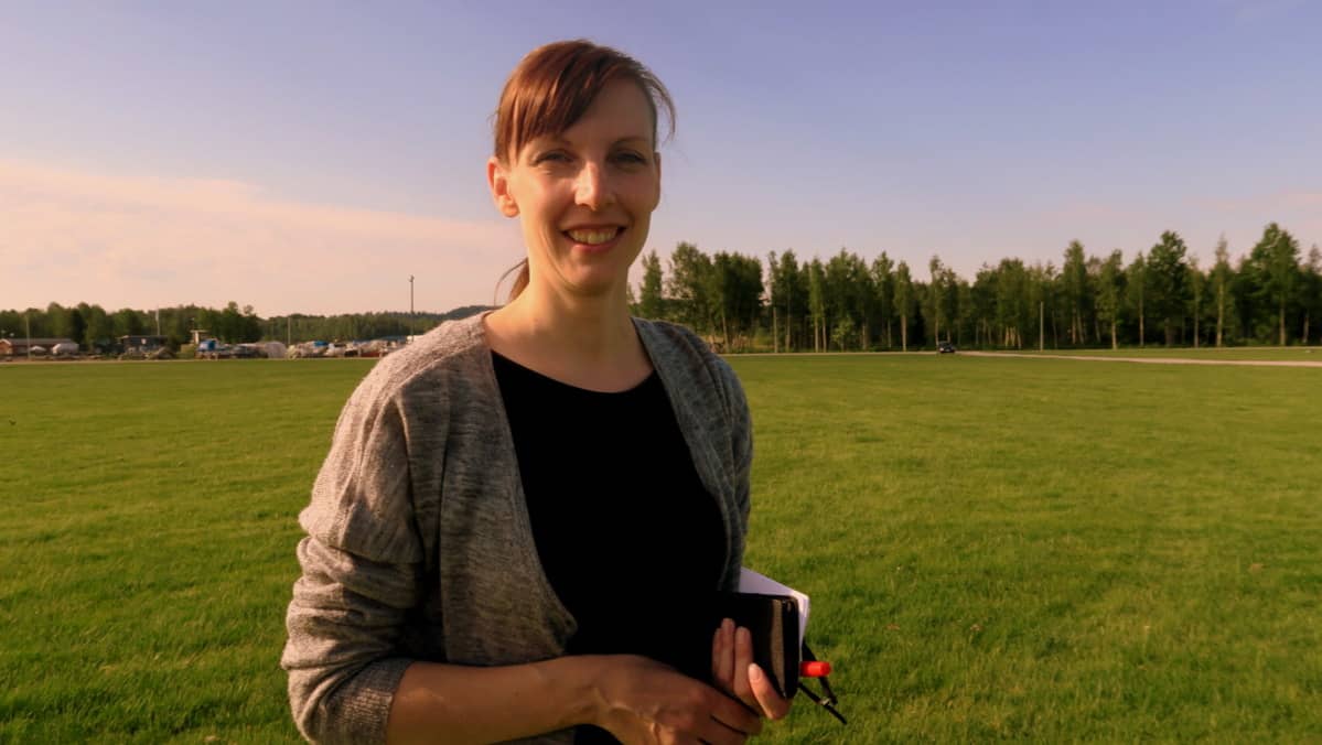 Nainen seisoo suuressa tyhjässä puistossa ja ihmettelee miksi rokki ei soi