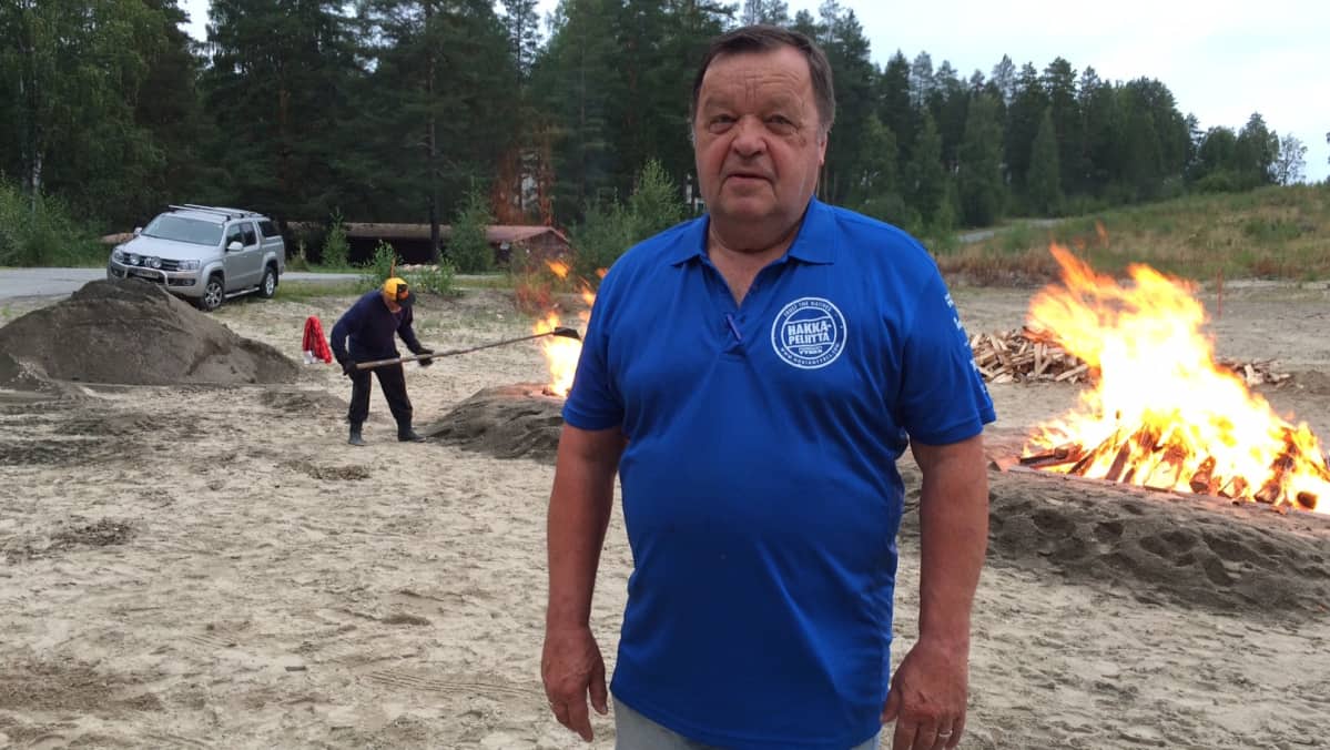 Veteraantien rosvopaistitapahtuman puuhamies Kalevi Rönnqvist.