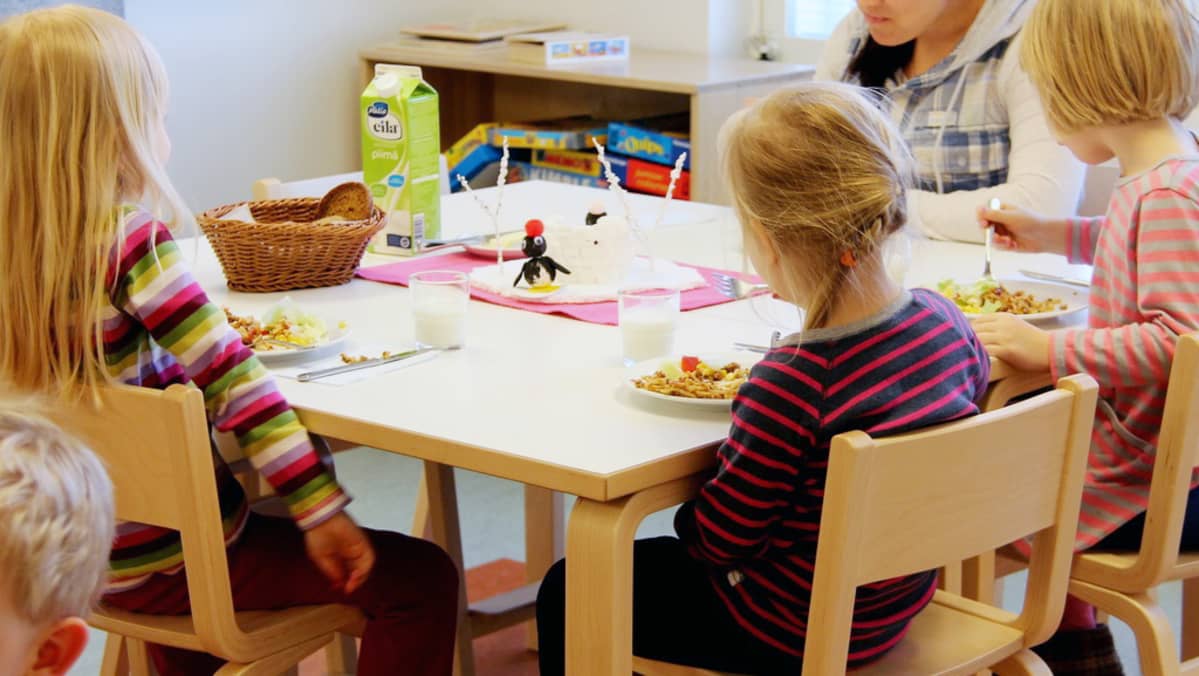 Päiväkodin lounashetki.
