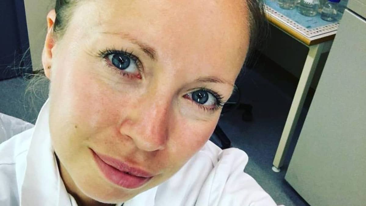 Mari Tervaniemi katsoo kameraan