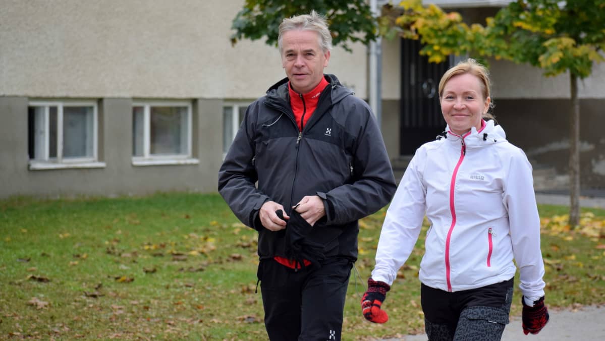 Juvan kirkonkylän koulun opettajat Pertti Pyykkö ja Piia Hyppönen kävelemässä.